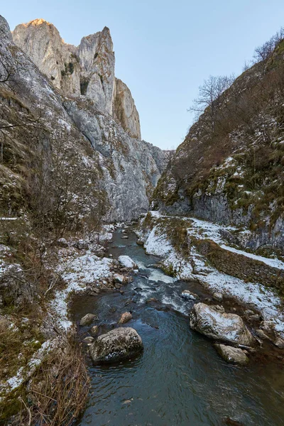 Flod i bergspass — Stockfoto