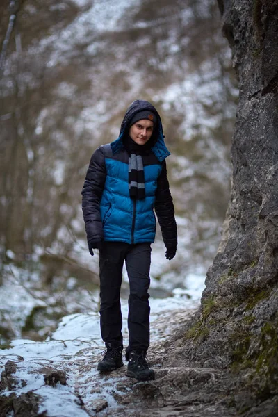 Tizenéves fiú téli túrázás — Stock Fotó
