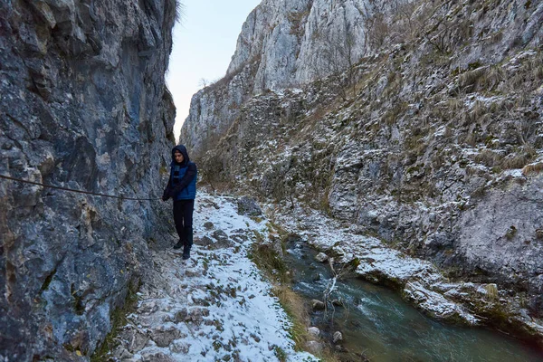 Ragazzo adolescente escursioni in inverno — Foto Stock