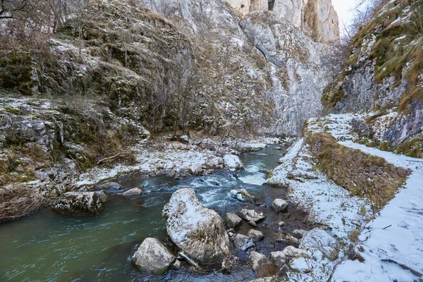 Nehirde dağ geçidi — Stok fotoğraf