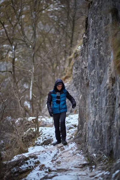Tizenéves fiú téli túrázás — Stock Fotó