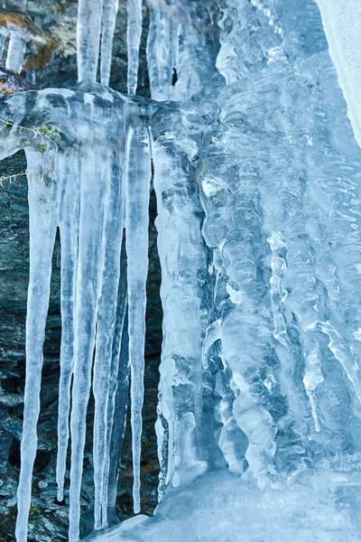 Ijspegels uit bevroren waterval — Stockfoto