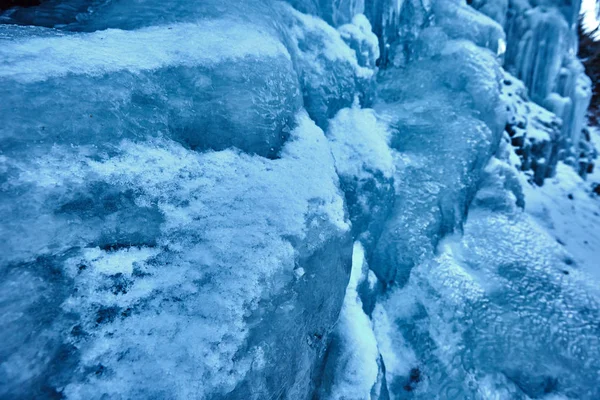 Eiszapfen aus gefrorenem Wasserfall — Stockfoto