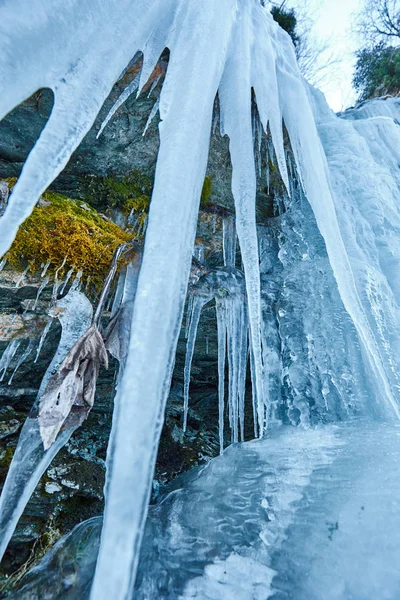 Jégcsapok fagyasztott vízesés — Stock Fotó