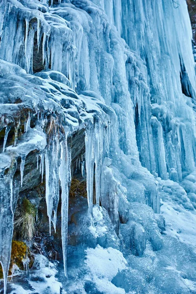 Ijspegels uit bevroren waterval — Stockfoto