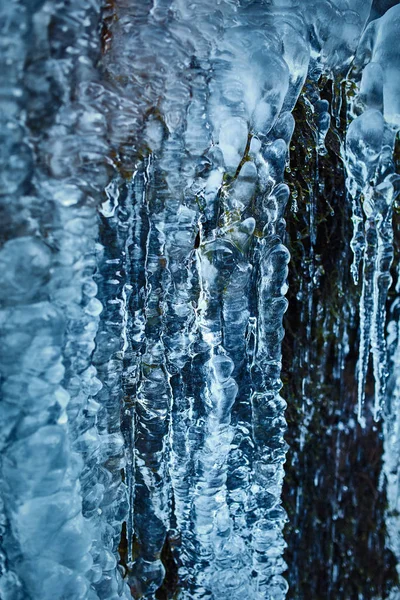 Buz sarkıtları donmuş şelale den — Stok fotoğraf