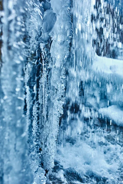 Ijspegels uit bevroren waterval — Stockfoto
