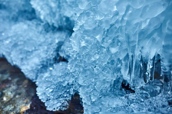 Ijspegels uit bevroren waterval — Stockfoto