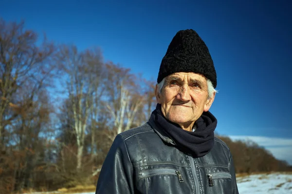Starý muž stál venkovní — Stock fotografie