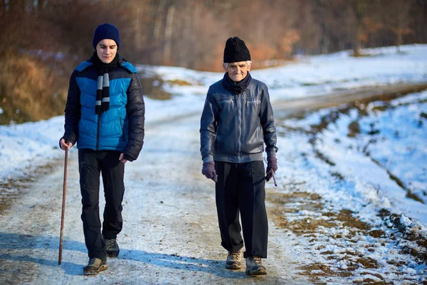 Vieux fermier et son petit-fils marche i — Photo