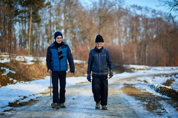 오래 된 농부와 그의 손자 나 산책 — 스톡 사진