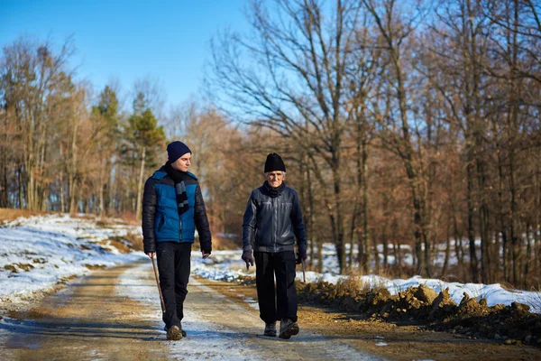 Viejo granjero y su nieto caminando i — Foto de Stock