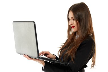 Onu laptop tutan iş kadın 