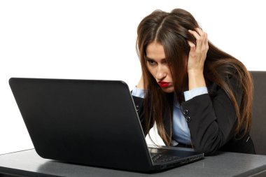  Dizüstü bilgisayarda çalışan iş kadını