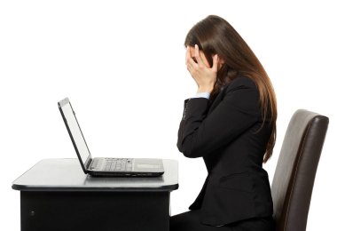  Dizüstü bilgisayarda çalışan iş kadını