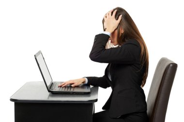  Dizüstü bilgisayarda çalışan iş kadını