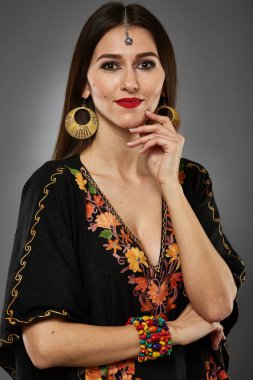 sari elbise poz içinde kadın 