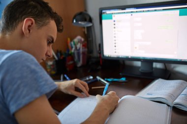 Genç öğrenci ödev