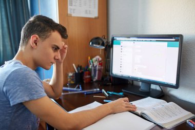 Genç öğrenci ödev