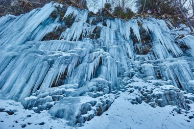 Dağlarda donmuş şelale