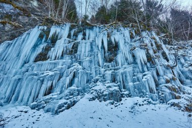 Dağlarda donmuş şelale