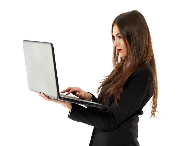 Femme d'affaires tenant son ordinateur portable — Photo