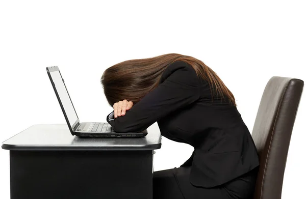 Femme d'affaires dormant sur son ordinateur portable — Photo