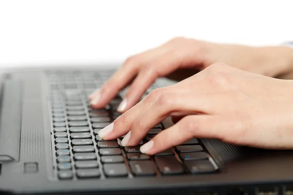 Vrouw overhandigt laptop toetsenbord — Stockfoto