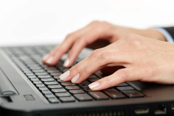 Vrouw overhandigt laptop toetsenbord — Stockfoto