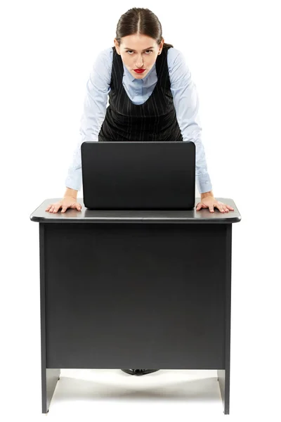Geschäftsfrau steht neben ihrem Schreibtisch — Stockfoto