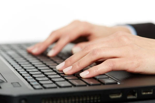 Руки женщины над клавиатурой ноутбука — стоковое фото