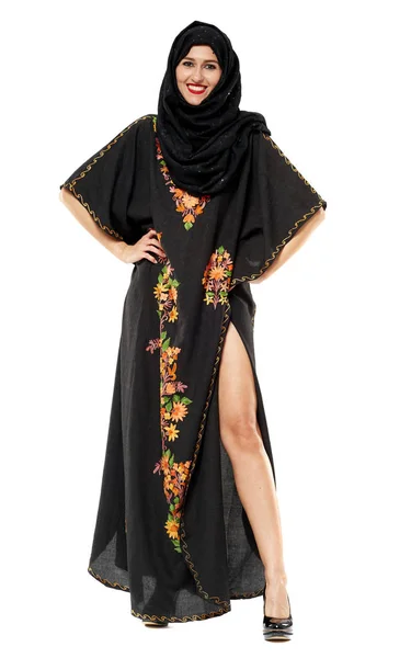 Женщина в восточном платье сари позирует — стоковое фото