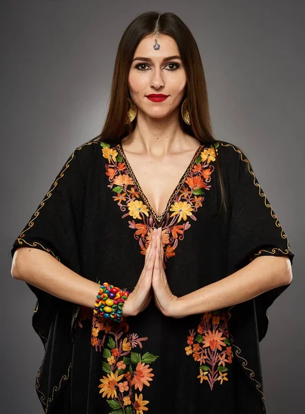 Kvinna i sari klänning poserar — Stockfoto