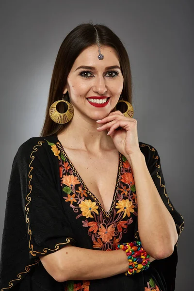 Vrouw in sari jurk poseren — Stockfoto