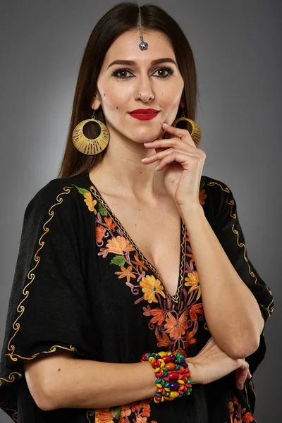 sari elbise poz içinde kadın 