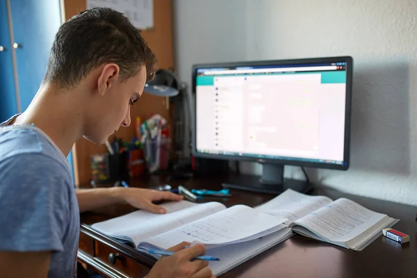 Teenage student gör läxor — Stockfoto