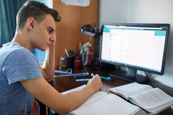 Tizenéves diák csinál házi feladatot — Stock Fotó
