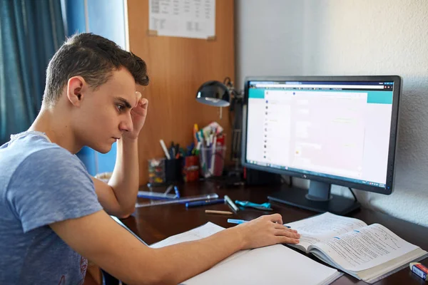 Genç öğrenci ödev