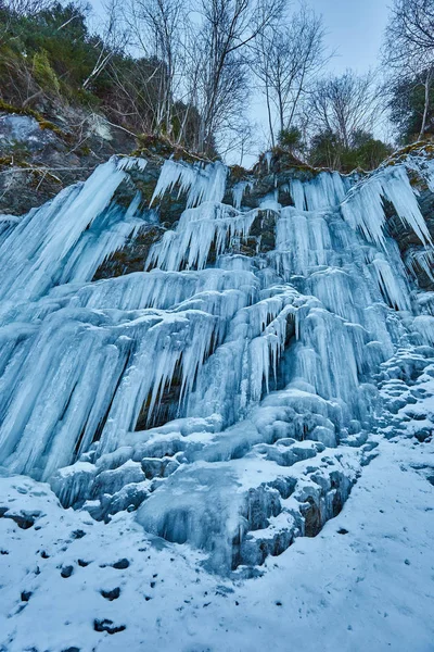 Dağlarda donmuş şelale