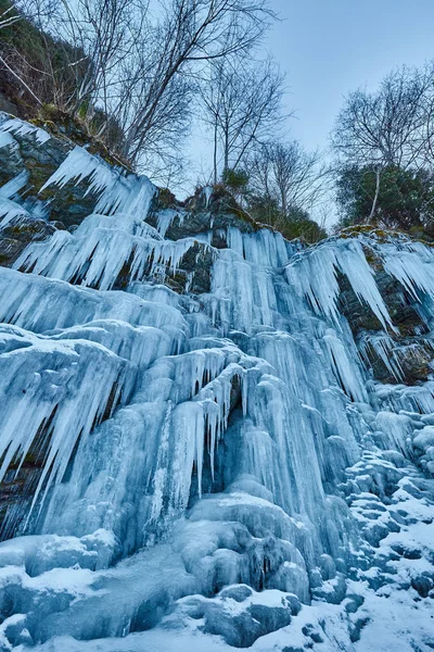 Zamrzlý vodopád v horách — Stock fotografie