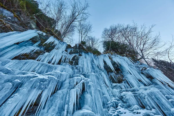 Замороженный водопад в горах — стоковое фото