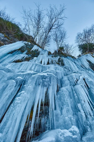 Замороженный водопад в горах — стоковое фото