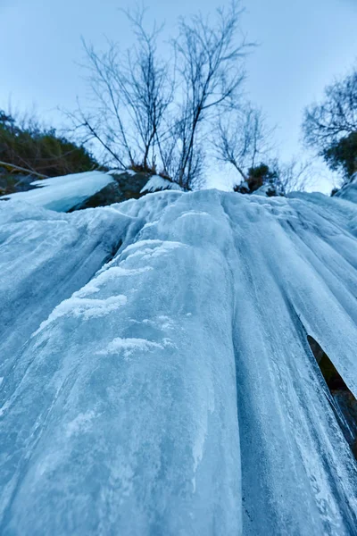 Dağlarda donmuş şelale — Stok fotoğraf