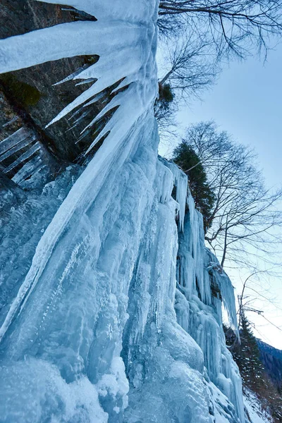 Заморожений водоспад в горах — стокове фото