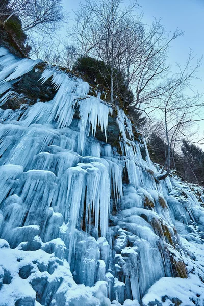 Zamrzlý vodopád v horách — Stock fotografie