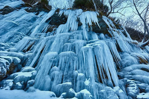 Замороженный водопад в горах — стоковое фото