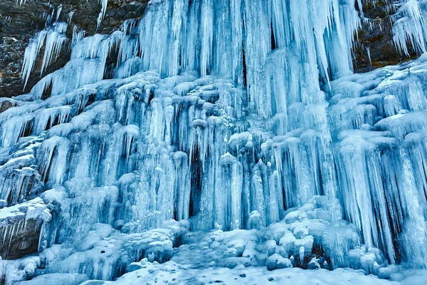 山の中の凍てつく滝 — ストック写真