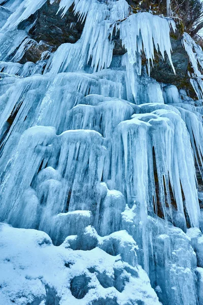 Zamrzlý vodopád v horách Stock Obrázky