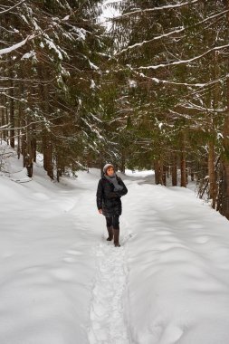 Turist kadın kamera ile hiking