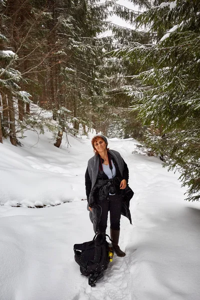 Turist kadın kamera ile hiking — Stok fotoğraf